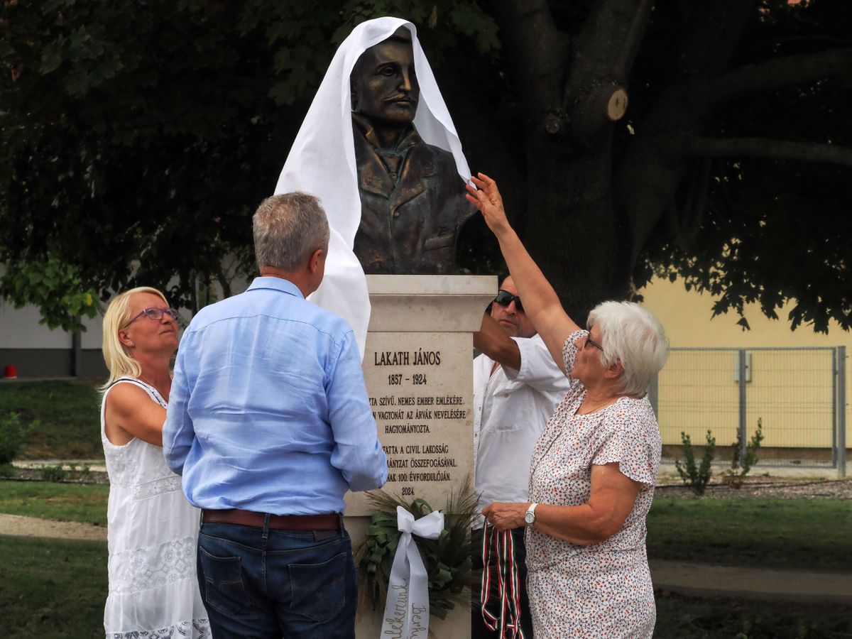 Imrefi Károlyné, Kontrát Károly, Simon Gyula és Pergő Margit leplezték le a Lakath-szobrot