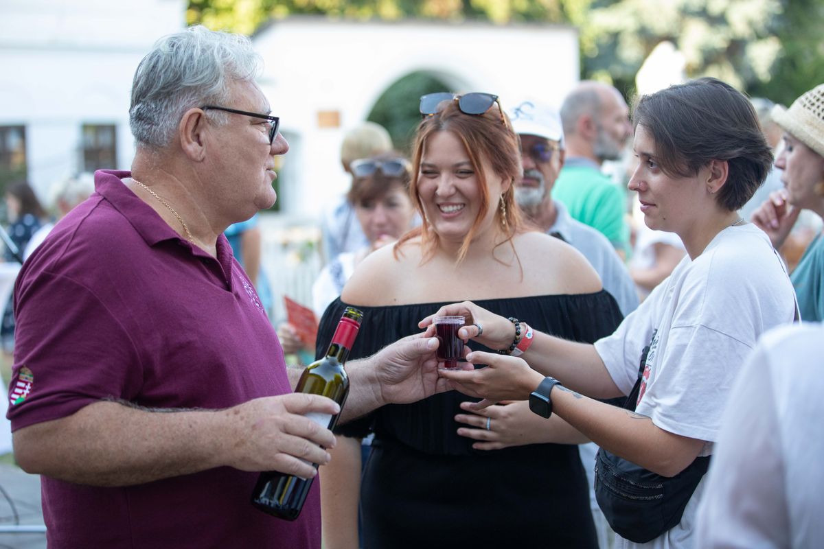 Az első nap borkóstoló is szerepelt a III. Kenese ArtFeszt programjai között