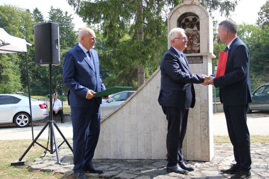 Szalczer Lajos a díjátadó ünnepségen Hellebrandt Ferenc alpolgármesterrel és Ottó Péter polgármesterrel