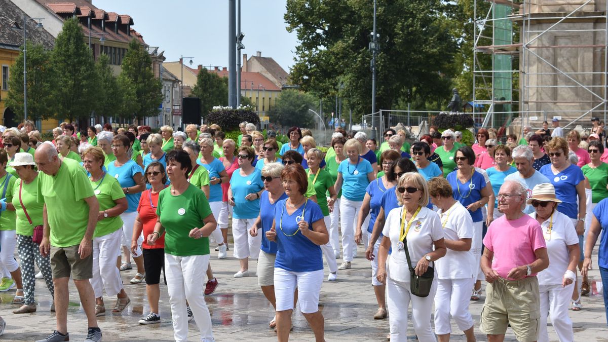 Félezer szépkorú táncolt Pápa főterén