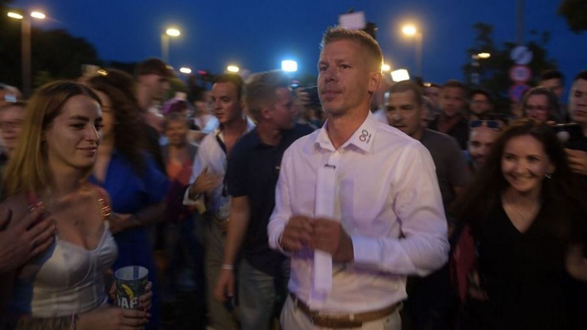 Itt van Magyar Péter újabb csajozós videója