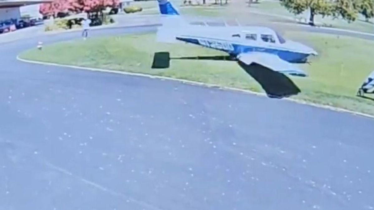 Elképesztő felvétel: csak a szerencsének köszönheti életét egy golfozó férfi (videó)