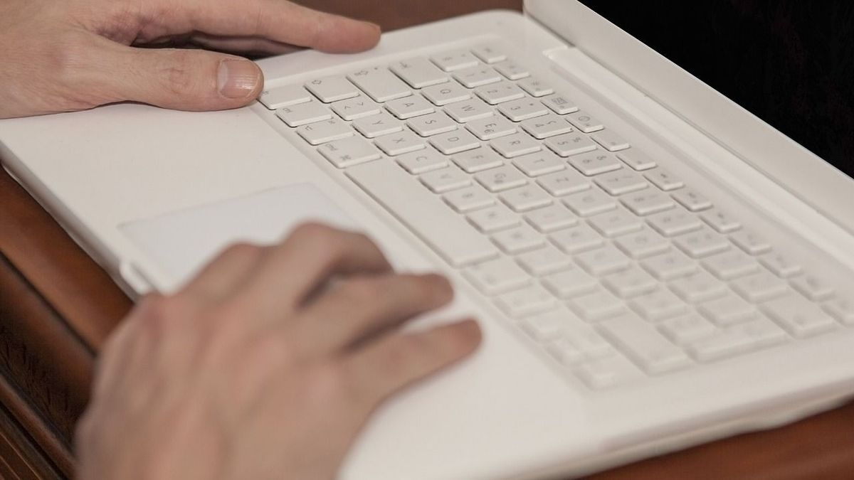 Idős ajkai férfit vertek át az internetes csalók