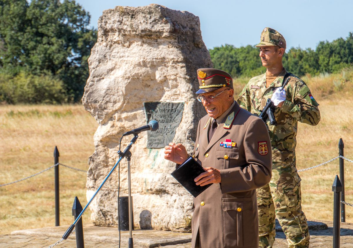 A baleset helyszínén, a csörlőházi lőtéren található emlékműnél Hajnal István nyugállományú vezérőrnagy, egykori várpalotai parancsnok idézte fel a tragikus nap történéseit