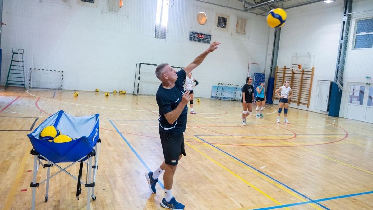 Edzésbe álltak a női röpisek