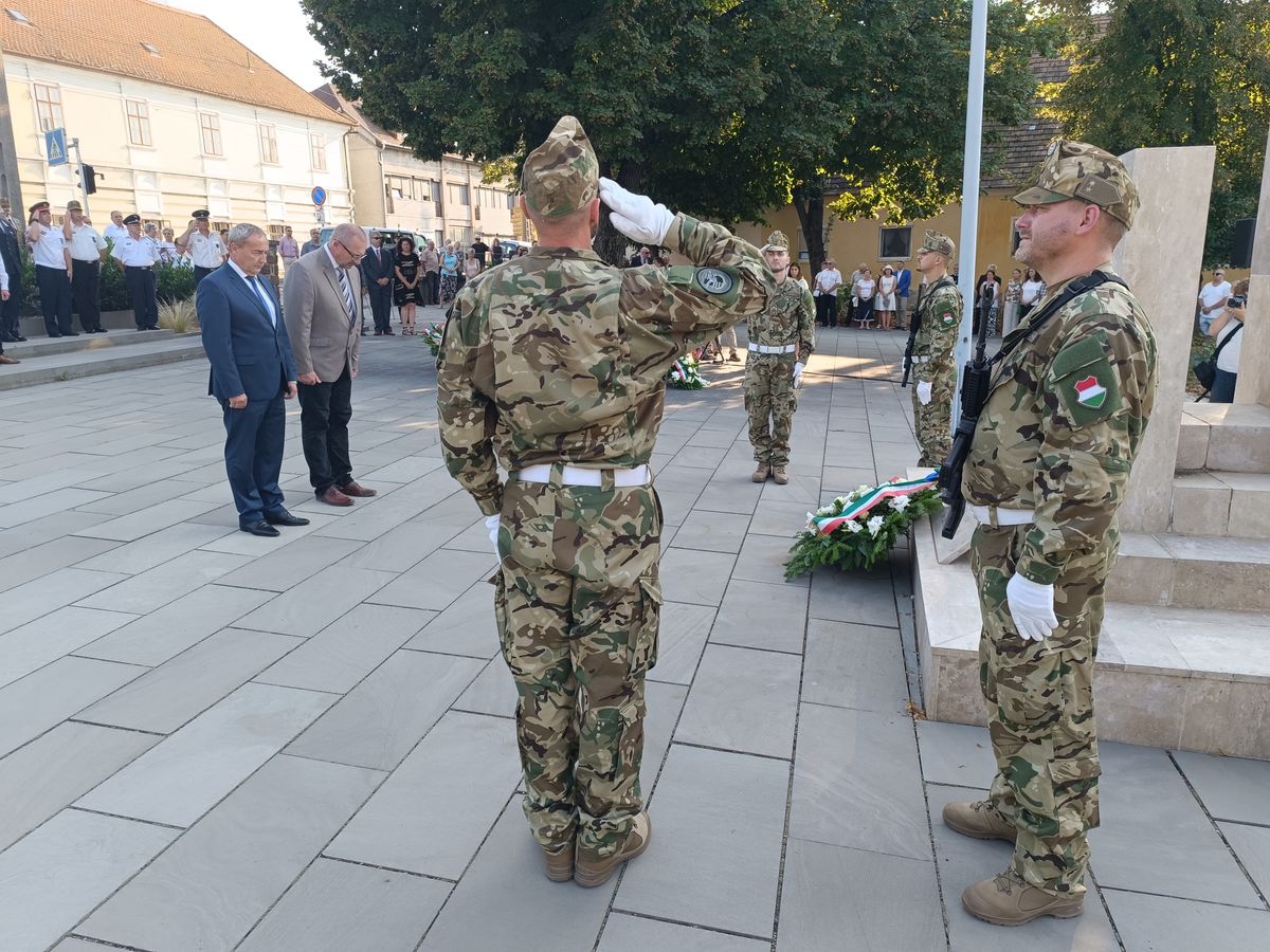 Nemzeti ünnepünkön Kovács Zoltán országgyűlési képviselő és Áldozó Tamás az Országzászló emlékműnél koszorúzott