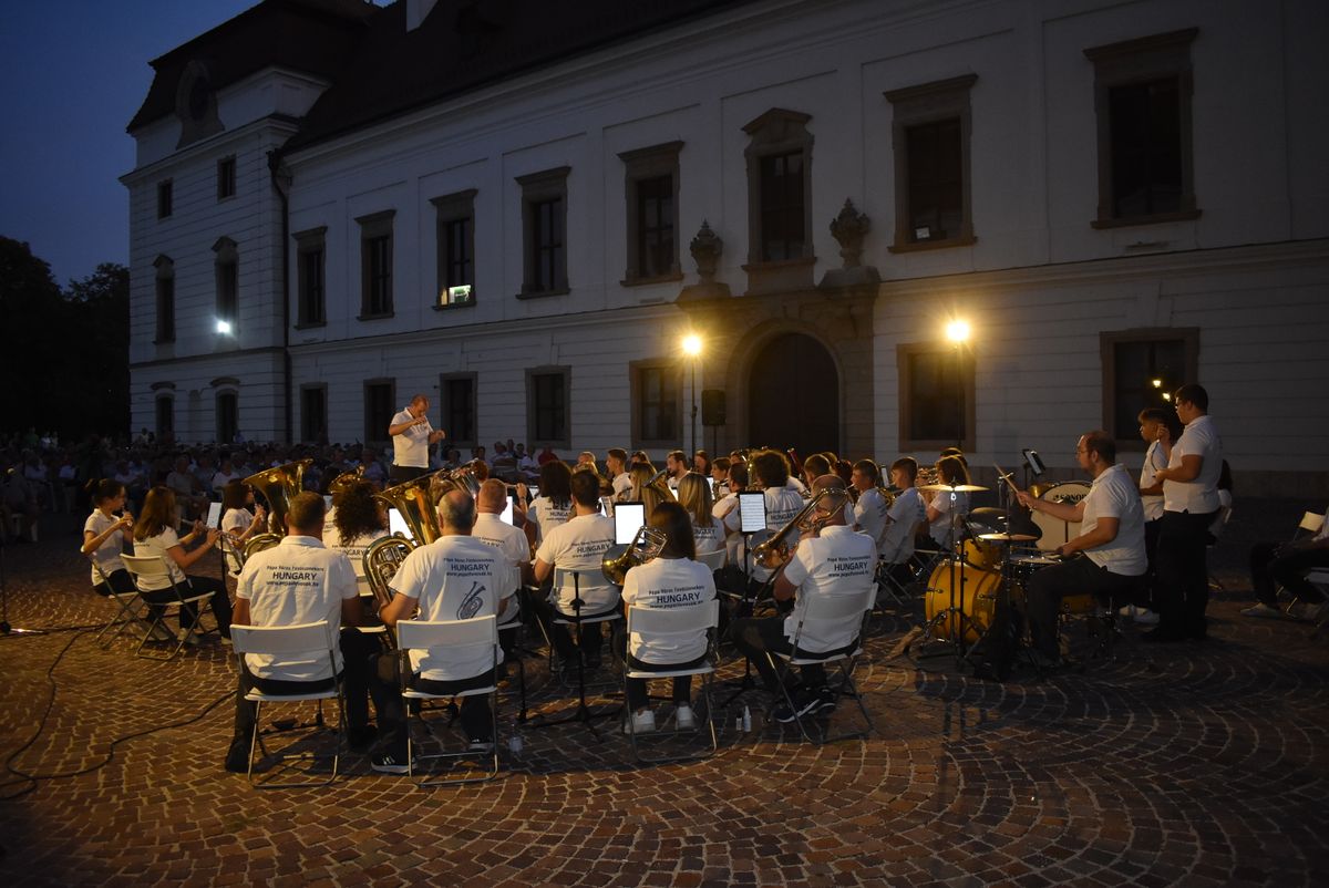 Teltházas koncertet adott Pápa Város Fúvószenekara