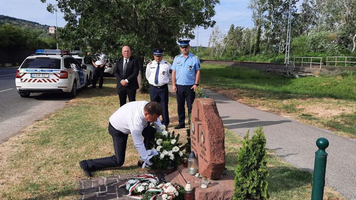 Szolgálatteljesítés közben elhunyt kollégájukra emlékeztek a balatonalmádi rendőrök