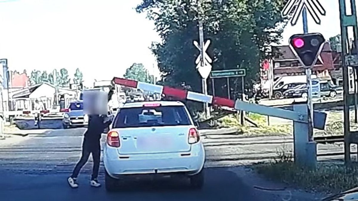 Ez igen! Bátor autós segített a sorompó alá szorult idős suzukisnak (videó)