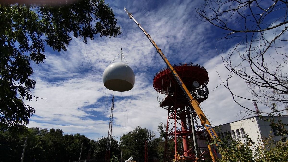 Újra kupola van a Bakony tetején – Daruval a helyére emelték a radar védőburkolatát (képgaléria)
