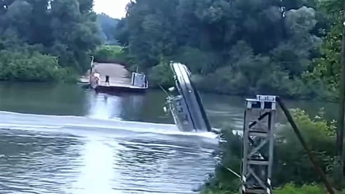Videón, ahogy balesetet szenved és felborul egy rendőrségi hajó a Tiszán