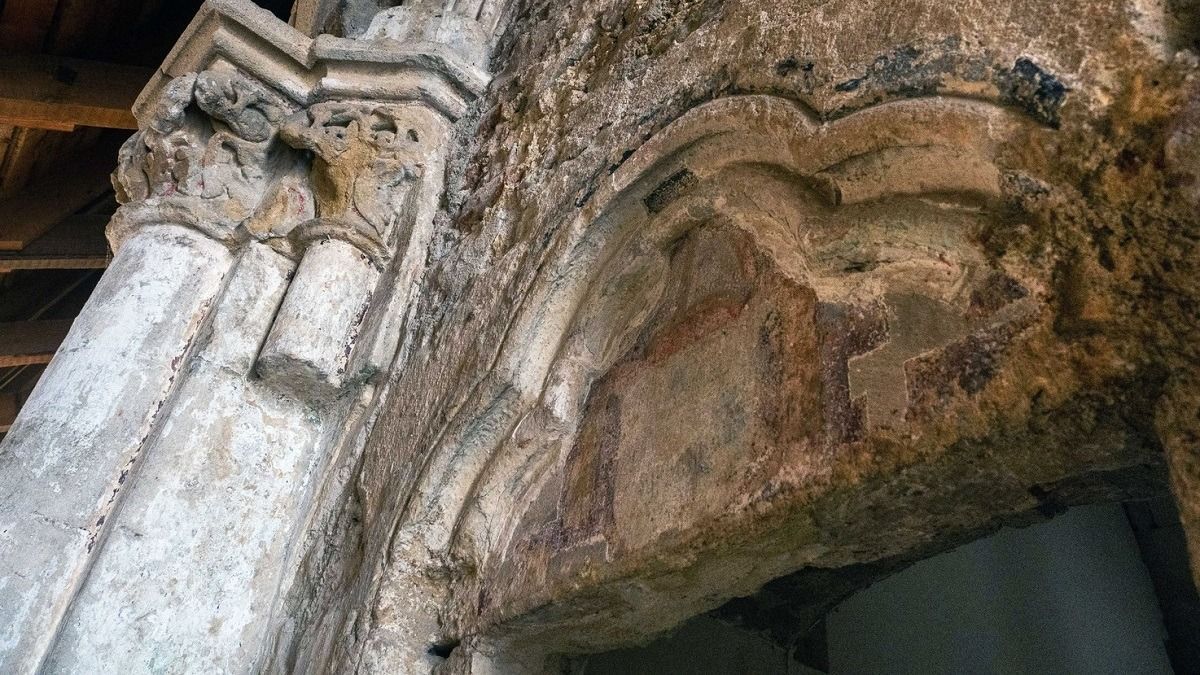 Több évszázados falképeket és kőfaragványokat restaurálnak a szakemberek a veszprémi Gizella-kápolnában