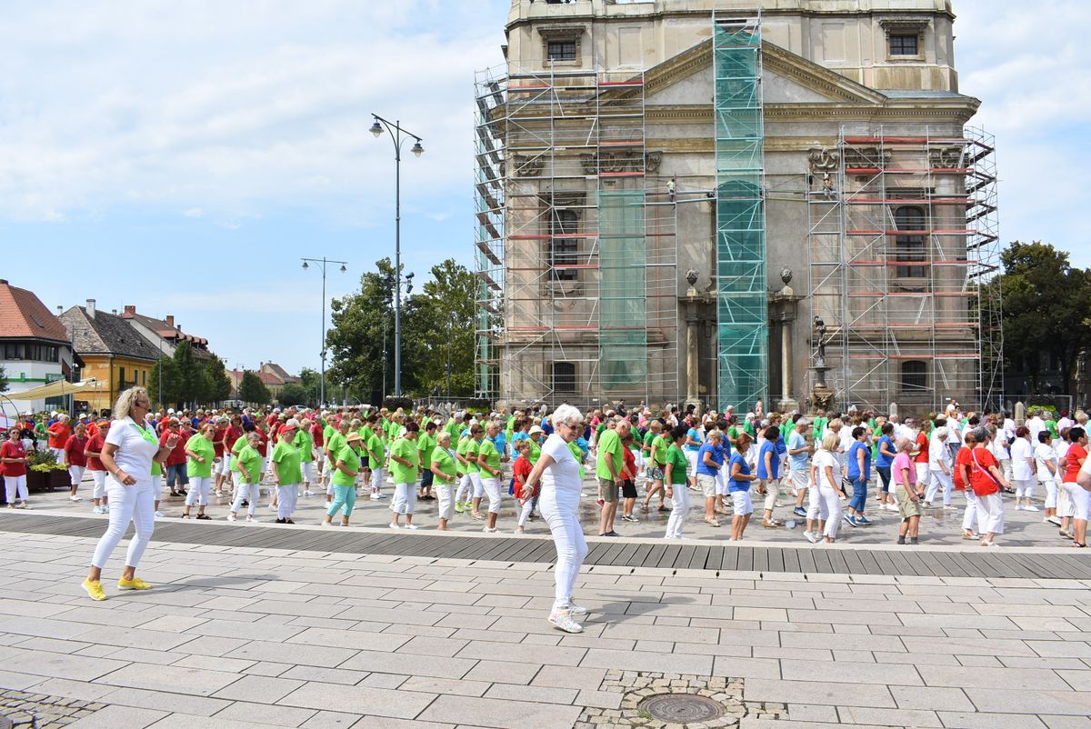 Ötszáz szenior táncolt a Fő téren