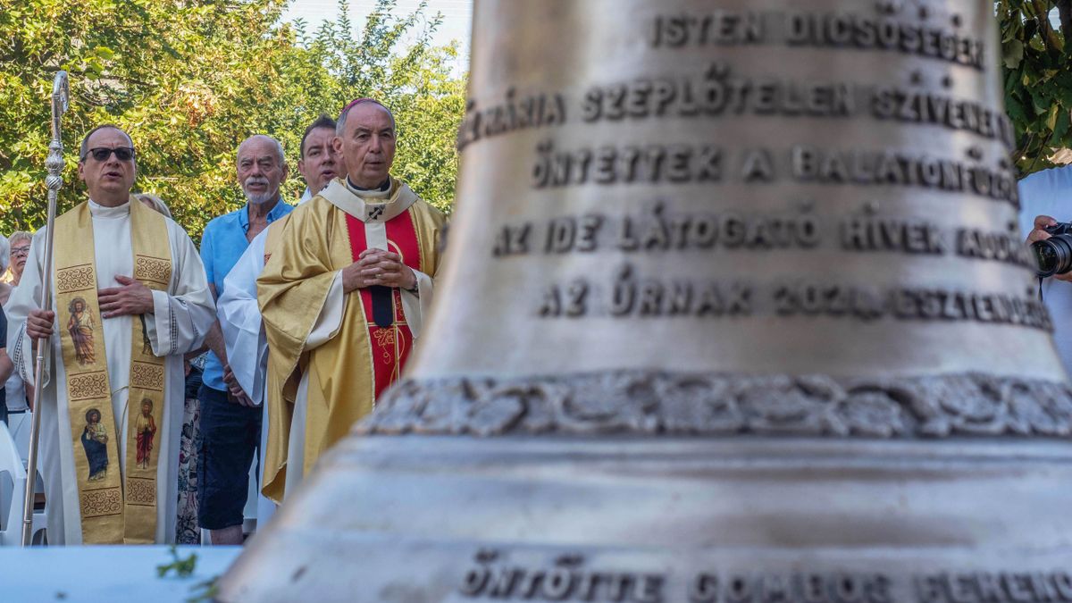 Helyére emelték a balatonfűzfői plébánia új harangját (képgaléria)