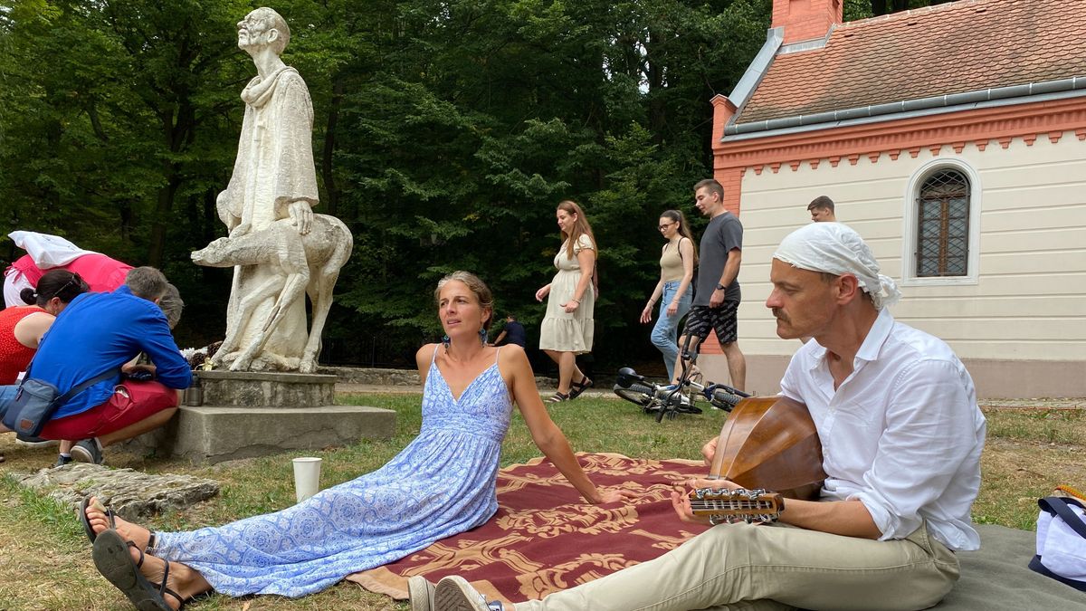 Cseh Tamás tiszteletére plédet terítettek a fűbe, arra ültek le zenélni, énekelni (képgaléria, videó)