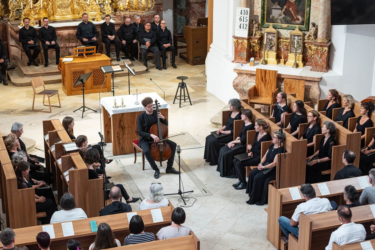 Koncert a bakonybéli monostorban – Mi a titok? A műsorválasztás, a szakrális tér varázsa? Bizonyára, és természetesen a kiváló muzsikusok, akik érkezzenek a világ bármely tájáról, Felix Mayer vezetésével közösen, hatalmas munkával hozzák létre a produkciót