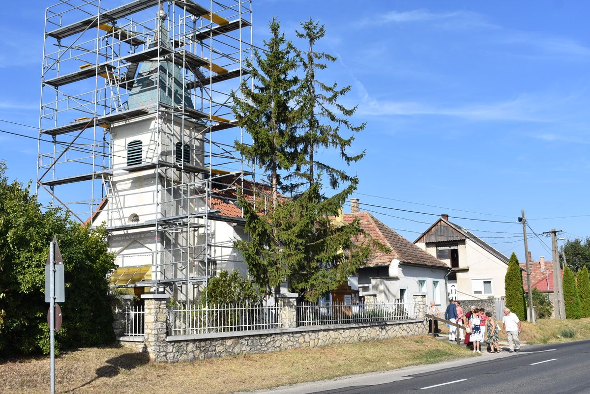 Most kezdődött a tapolcafői templom tornyának felújítása