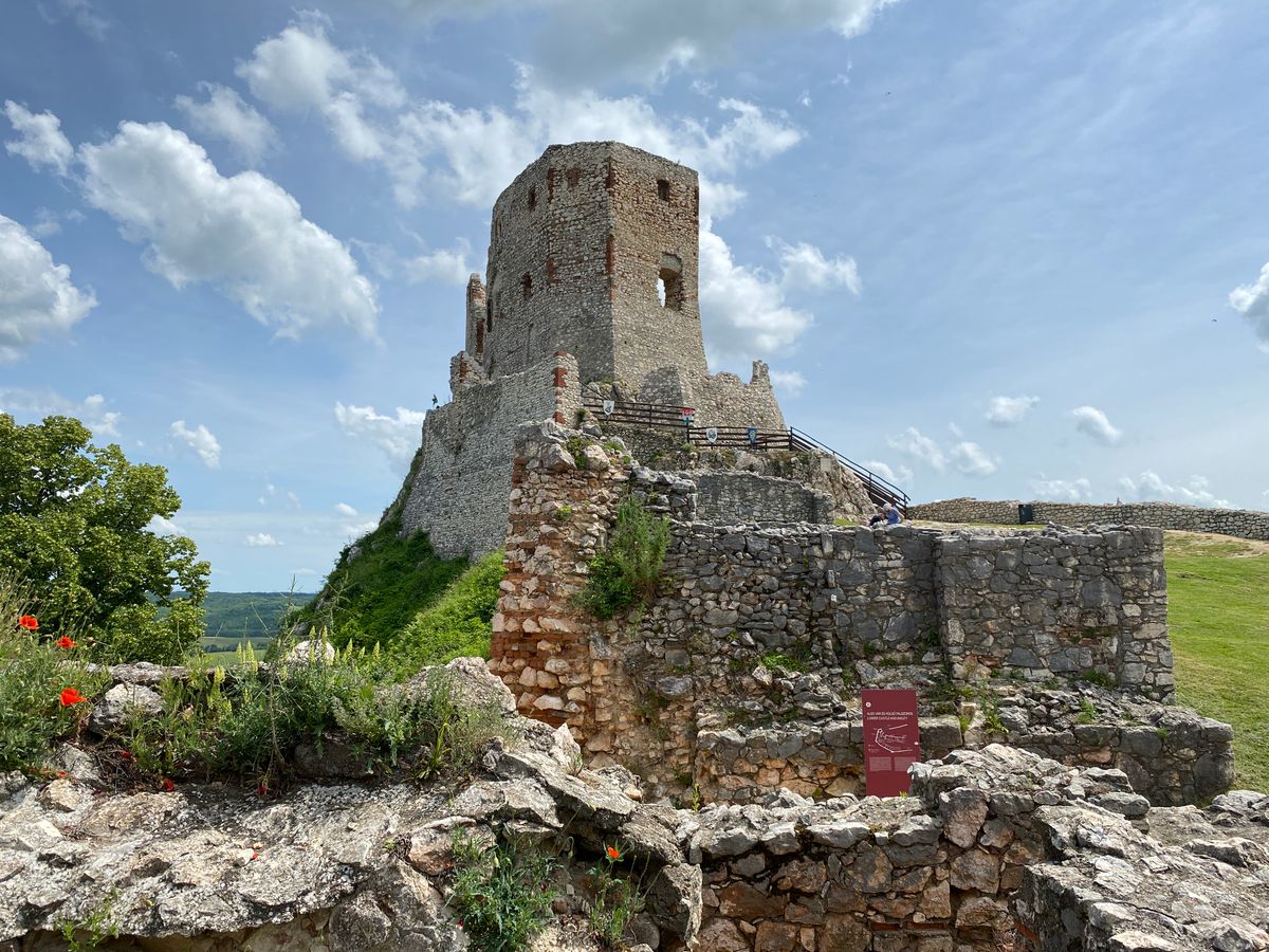 Augusztusban minden nap meghódíthatjuk a Bakony őrének nevezett erődítményt, miden nap látogatható a cseszneki vár