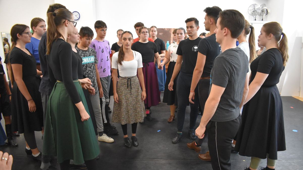 Ünnepi táncjátékra próbálnak a vadvirágosok (képgaléria, videó)