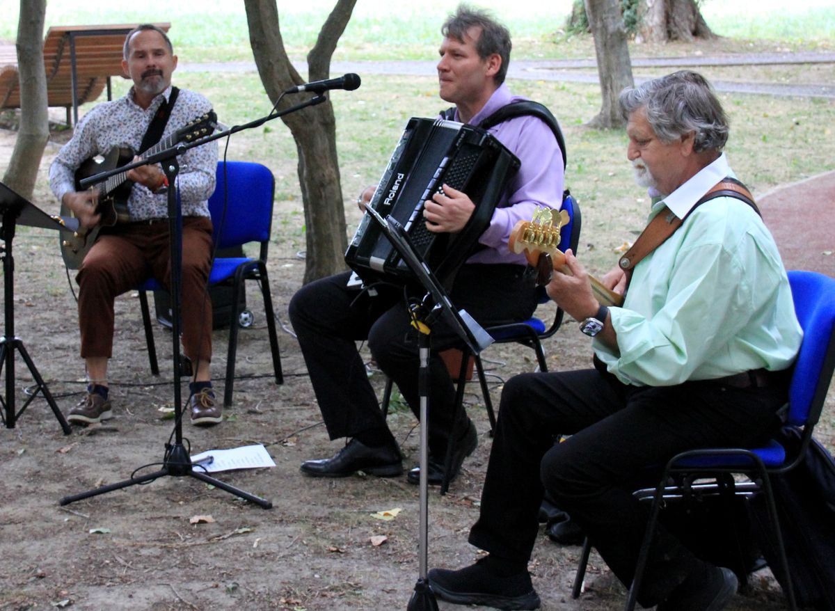 A szigligeti kikötő melletti parkban a Molnár György Trió szórakoztatta a zenekedvelő közönséget szerdán este