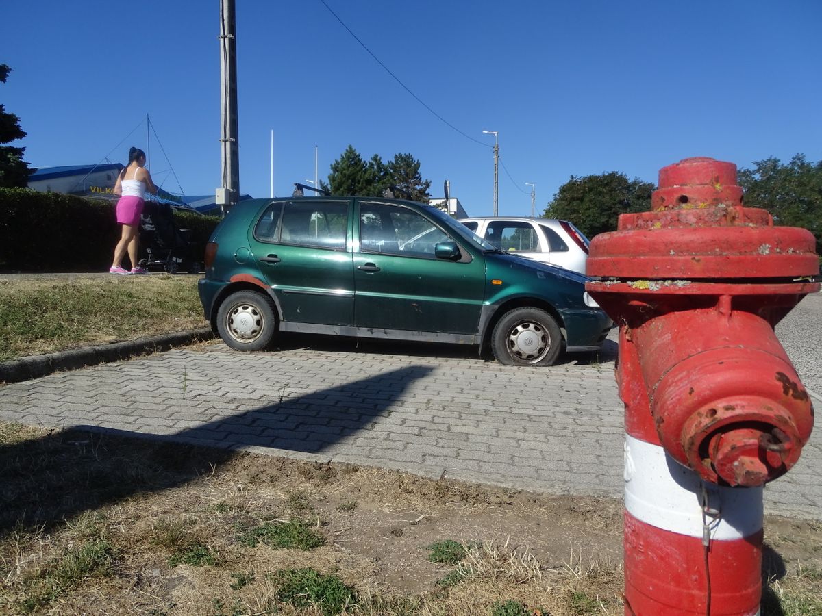 Roncsok vagy sem? A Polo a bejárattal szemközt áll. Külsőre nyomokat hagy magán, belsőre meg az ember lelkében