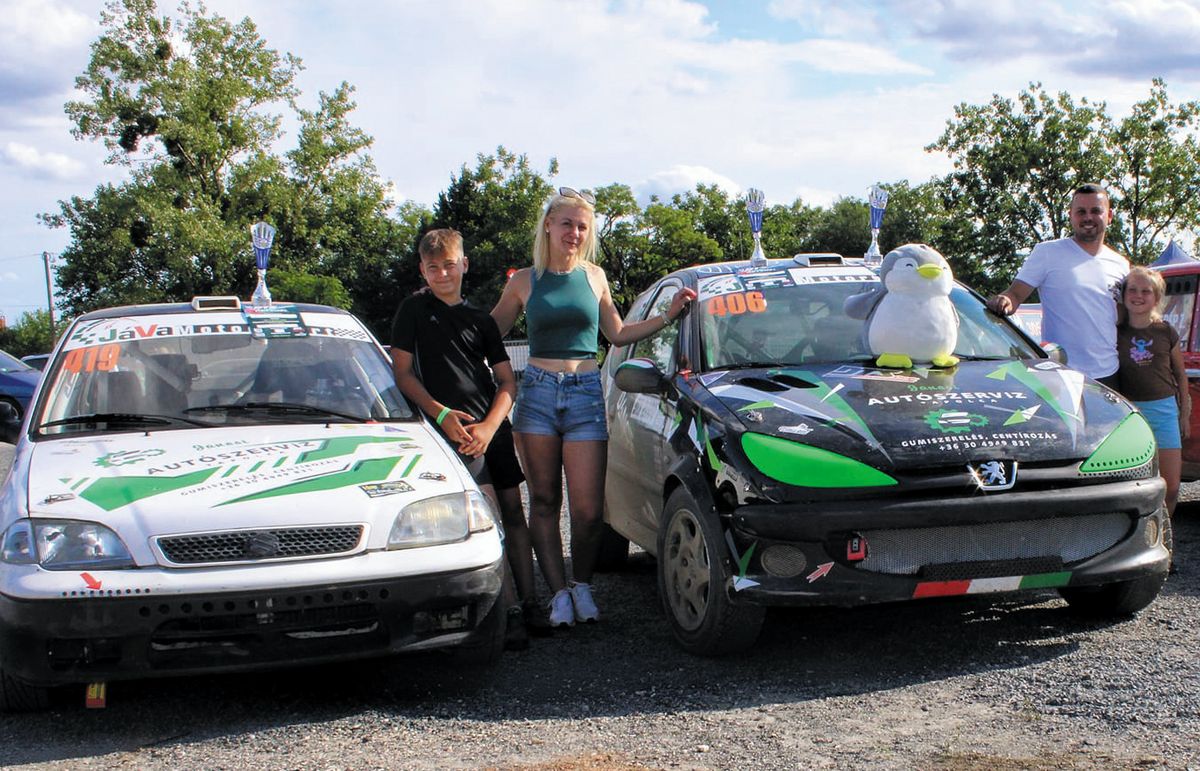 A Jánosi család az egyik versenyen, a két rallycross autójukkal