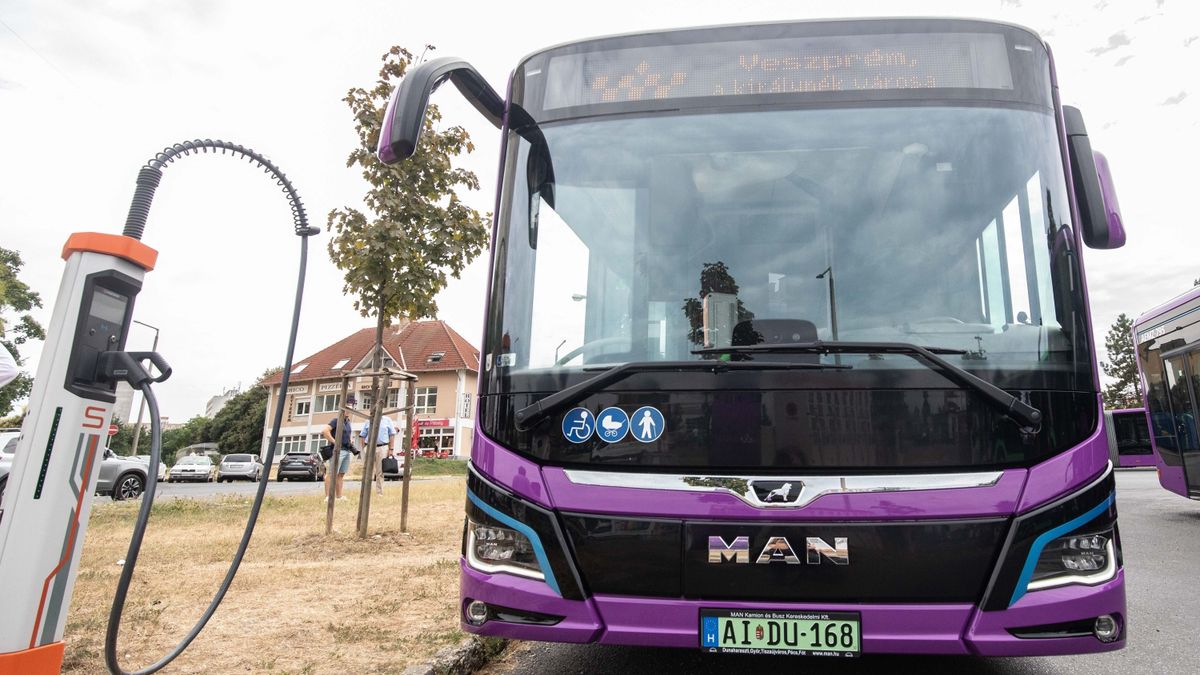 Az ország első elektromos csuklós autóbusza Veszprémben áll forgalomba