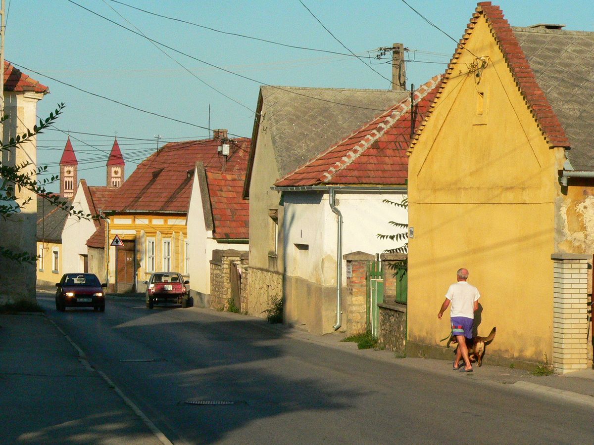 A házszám feltüntetése a hivatalos szervek, a szolgáltatók és a tulajdonos közös érdeke