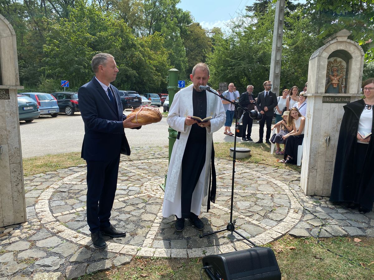 A zirci városi ünnepség keretében Huszár Lőrinc plébános áldotta meg az új kenyeret, amit Ottó Péter polgármester vett át a helyi agrárium képviselőjétől