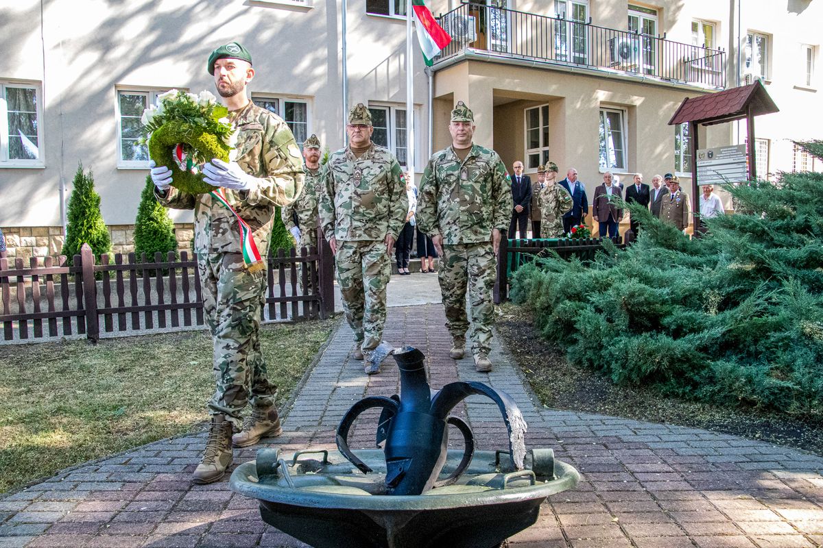 Pálmai Árpád alezredes, a várpalotai alakulat megbízott parancsnoka és Gervai János főtörzszászlós helyeznek el koszorút a Kossuth-laktanyában található emlékműnél