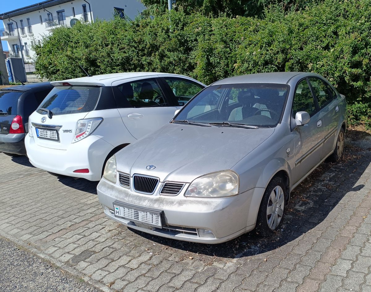 Bár a Nubira sem mai gyerek, ő szerényebb. Meghúzódik a parkoló oldalában