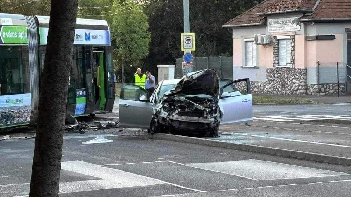 Döbbenetes találkozás: akkorát ütött a személyautó, hogy kisiklott a villamos (videó)