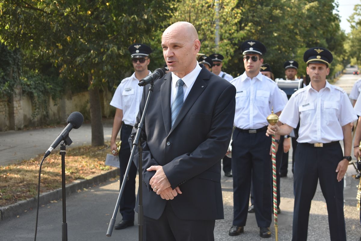 Töll László katonai identitásért felelős miniszteri biztos kiemelte, hazánk történelmét vérrel és karddal írták. 