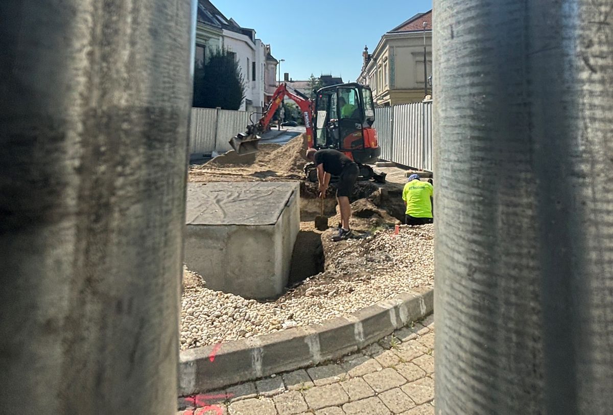 Zajlanak a munkálatok a Milleniumi Emlékmű fogadására a veszprémi Szabadság téren 