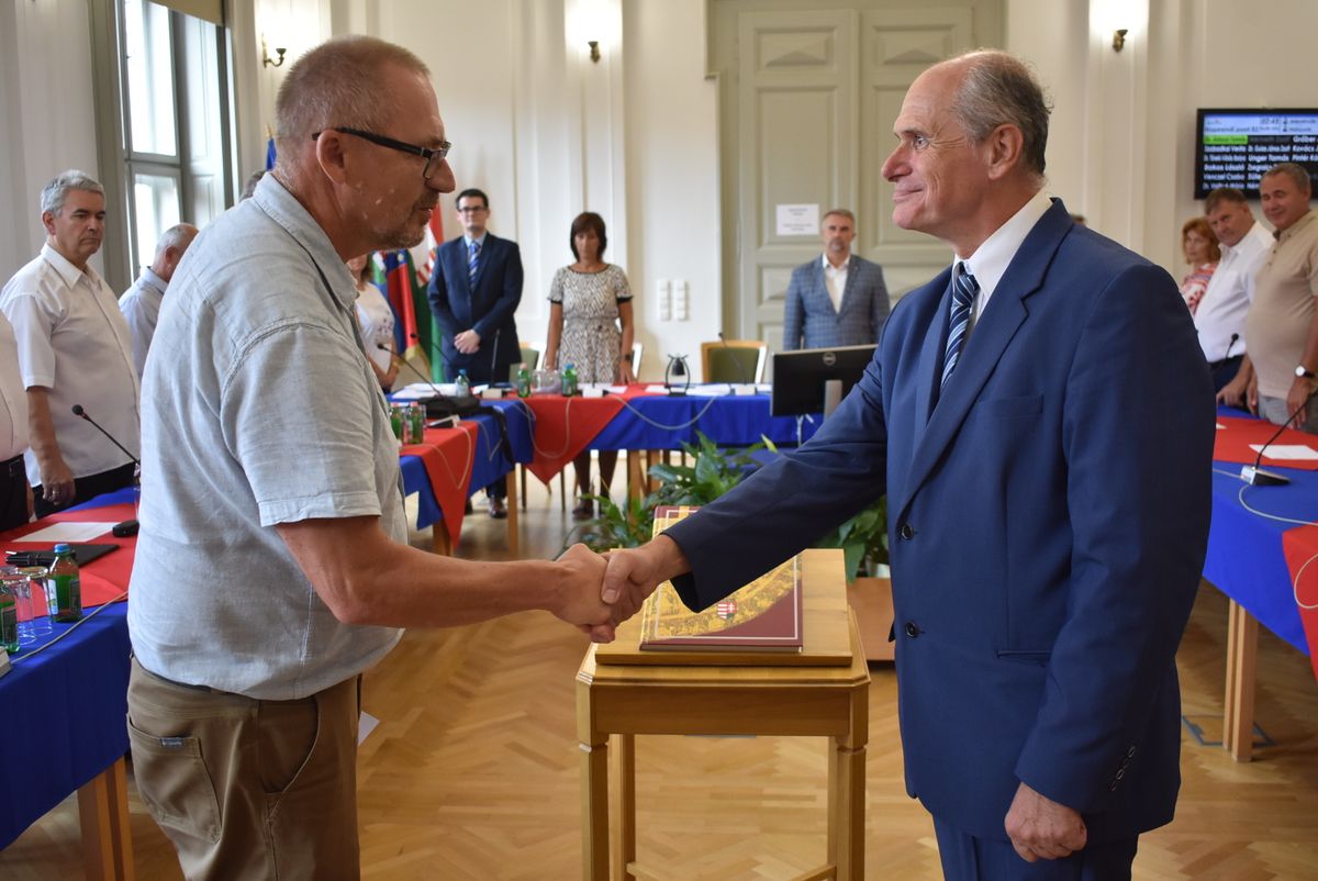 Elsőként Áldozó Tamás polgármester gratulált az új alpolgármesternek, Venczel Csabának