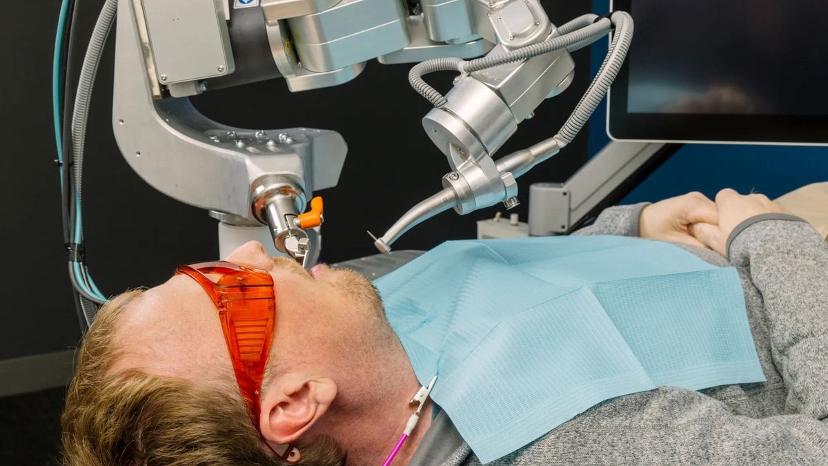 Ijesztő? A világon először robotfogorvos tömi be a fogat