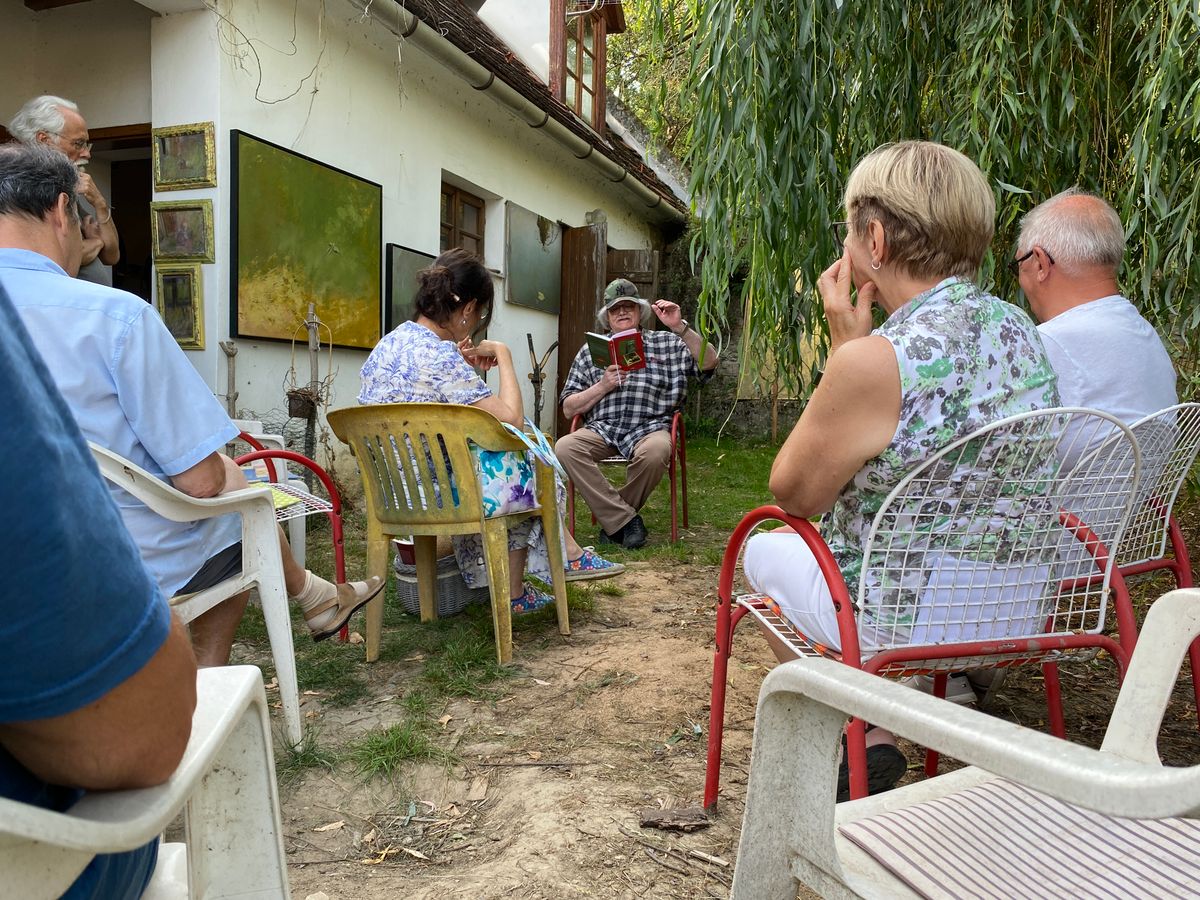 Így változhat műteremmé és felolvasóest helyszínévé egy mesés bakonyi falucska házának udvara