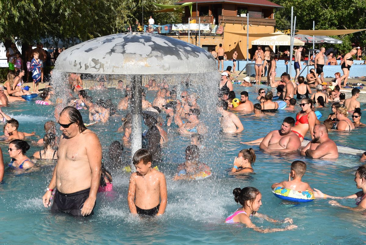 Idén is sokan pihentek a Várkertfürdő medencéiben