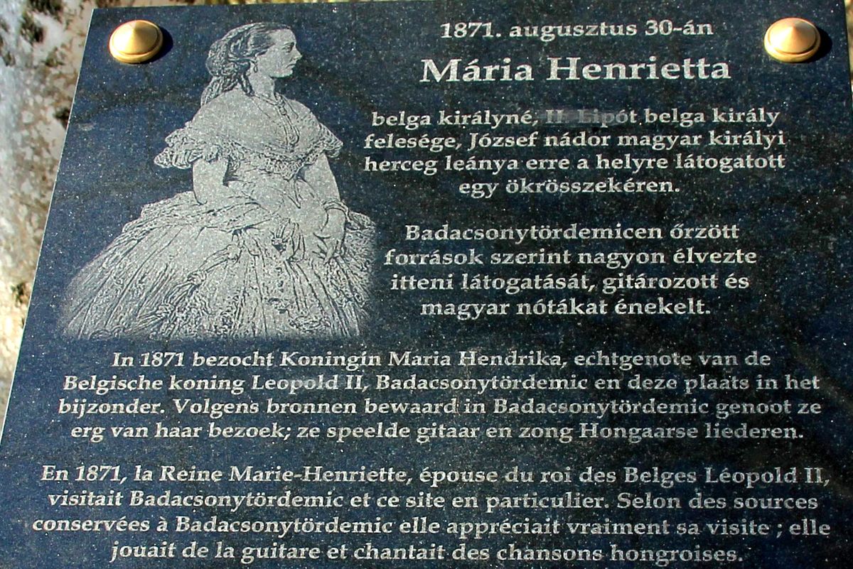 A Badacsony tetején márványtábla őrzi Mária Henrietta belga királyné 1871. augusztus harmincadikai, badacsonytördemici látogatásának emlékét