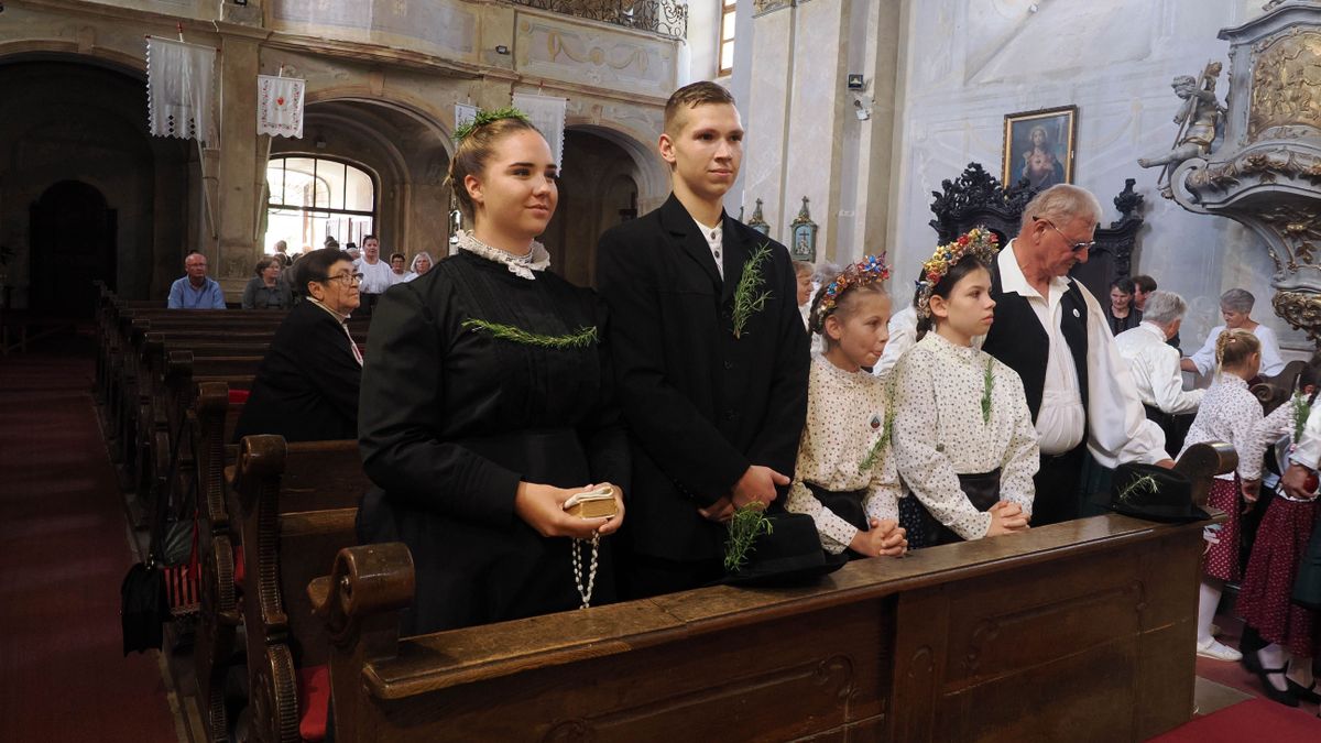 Borlevessel, színes kaláccsal vendégelték meg a magyarpolányi sváb menyegző résztvevőit (videók, fotók)