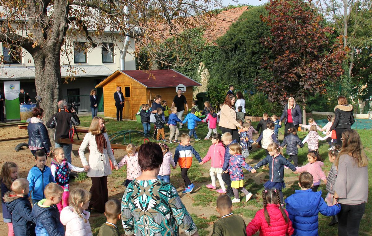 Két éve az óvoda nyert eszközöket az Országos Iskolakert-fejlesztési program által, idén az iskola, közel egymillió forint értékben a környezeti nevelés jegyében. A felvétel a két évvel ezelőtti eszközátadó ünnepségen készült csabrendeki a Mese-domb Óvodában