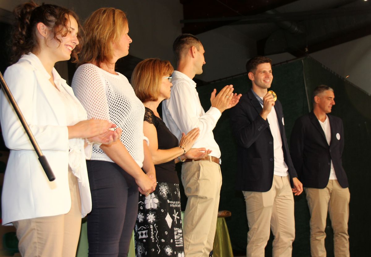 Gaál Zsóka, Lakos Nikoletta, Mádl Ildikó, Rédli András Siklósi Gergely aranyérmét tapsolja meg. Jobb oldalon Boczkó Gábor szövetségi kapitány