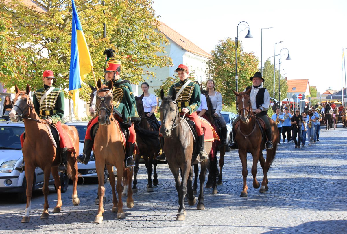 Lovasok a sümegi felvonulás élén