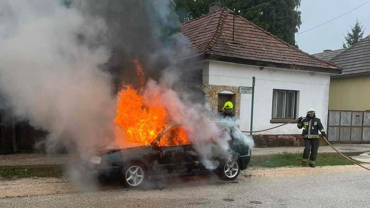 Lángolt egy autó a város közepén, szomorúan mutat a roncs, ami maradt belőle (helyszíni fotók)
