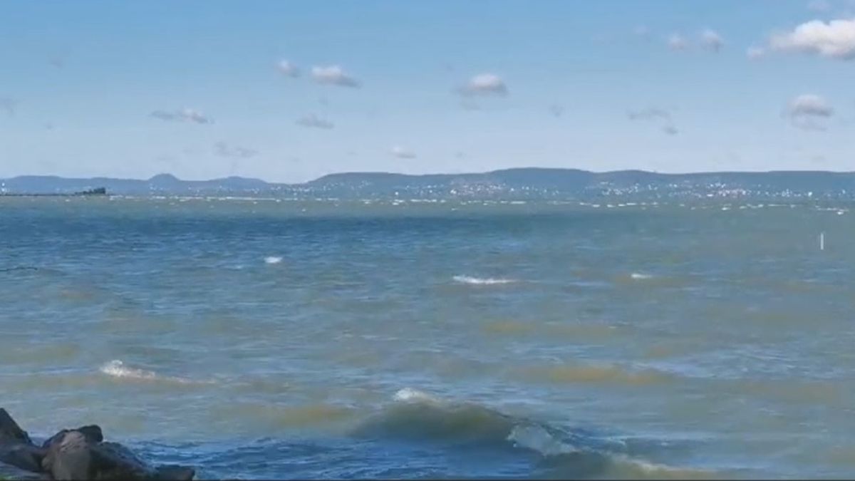 Hatalmas hullámok a Balatonon (videó)