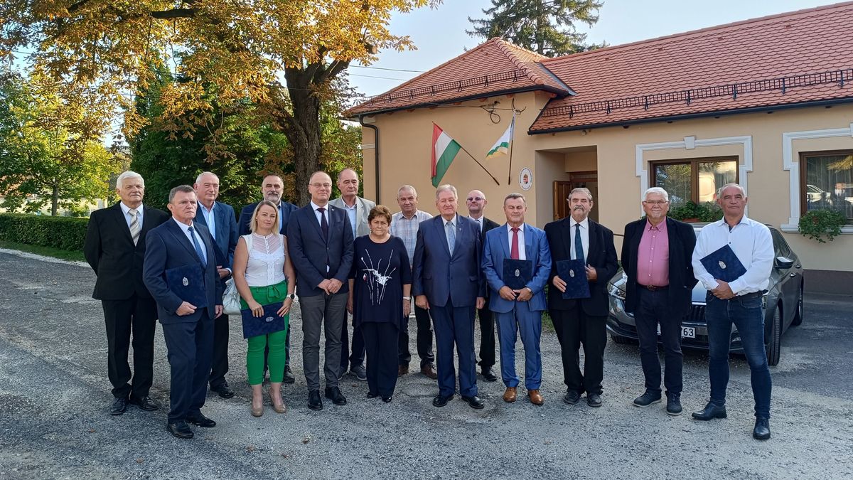 Oklevél a leköszönő polgármestereknek