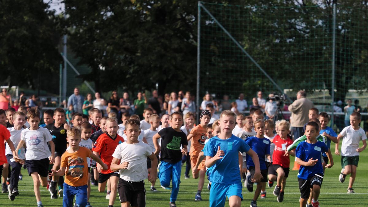 Ajka rajtja: gyerekek a futópályán