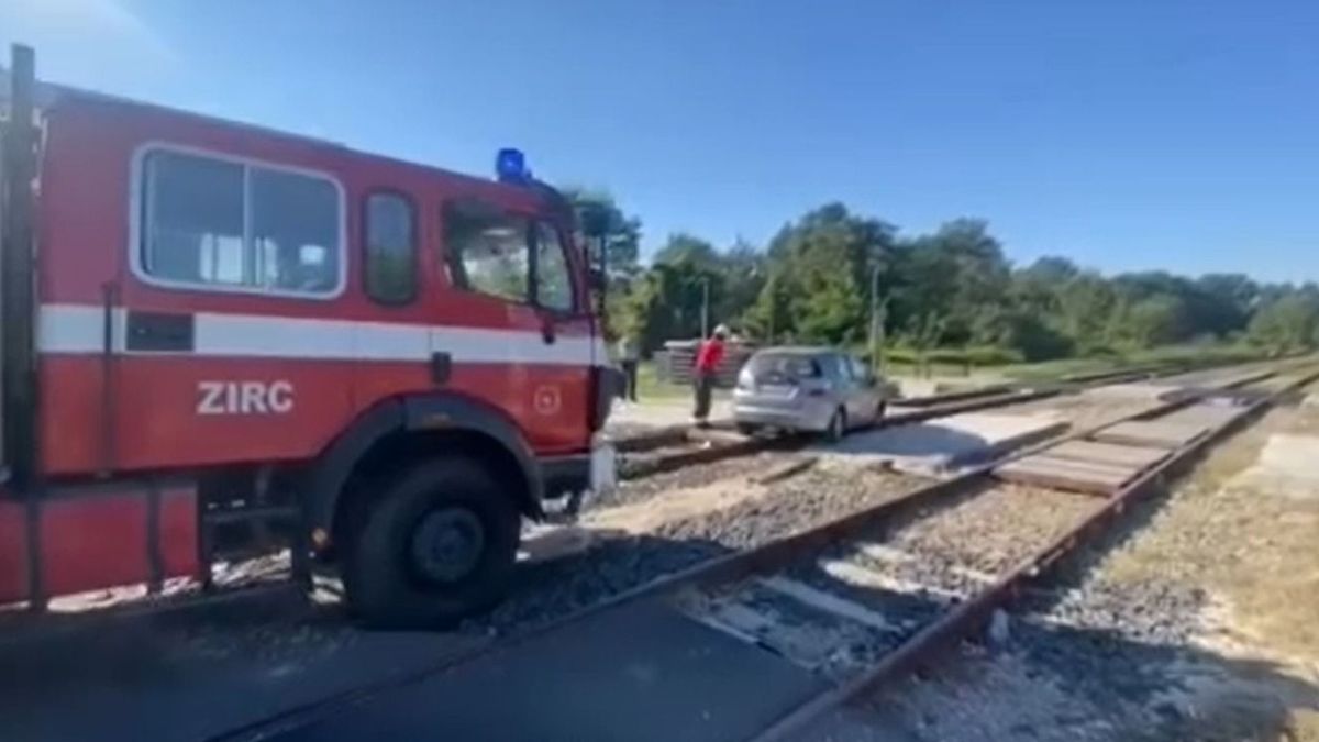 Autó sodródott a sínekre a Bakonyban (videó)