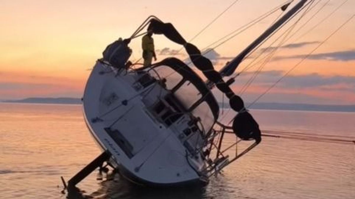 Bravúr! Kiemelték és kikötőbe vontatták a Balatonon oldalára dőlt vitorlást