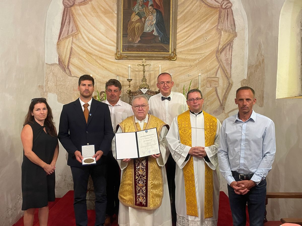 Lovas Község Képviselő-testületének tagjai vitéz Ajtós József László c. préposttal és Megyesi Ferenc balatonalmádi plébánossal